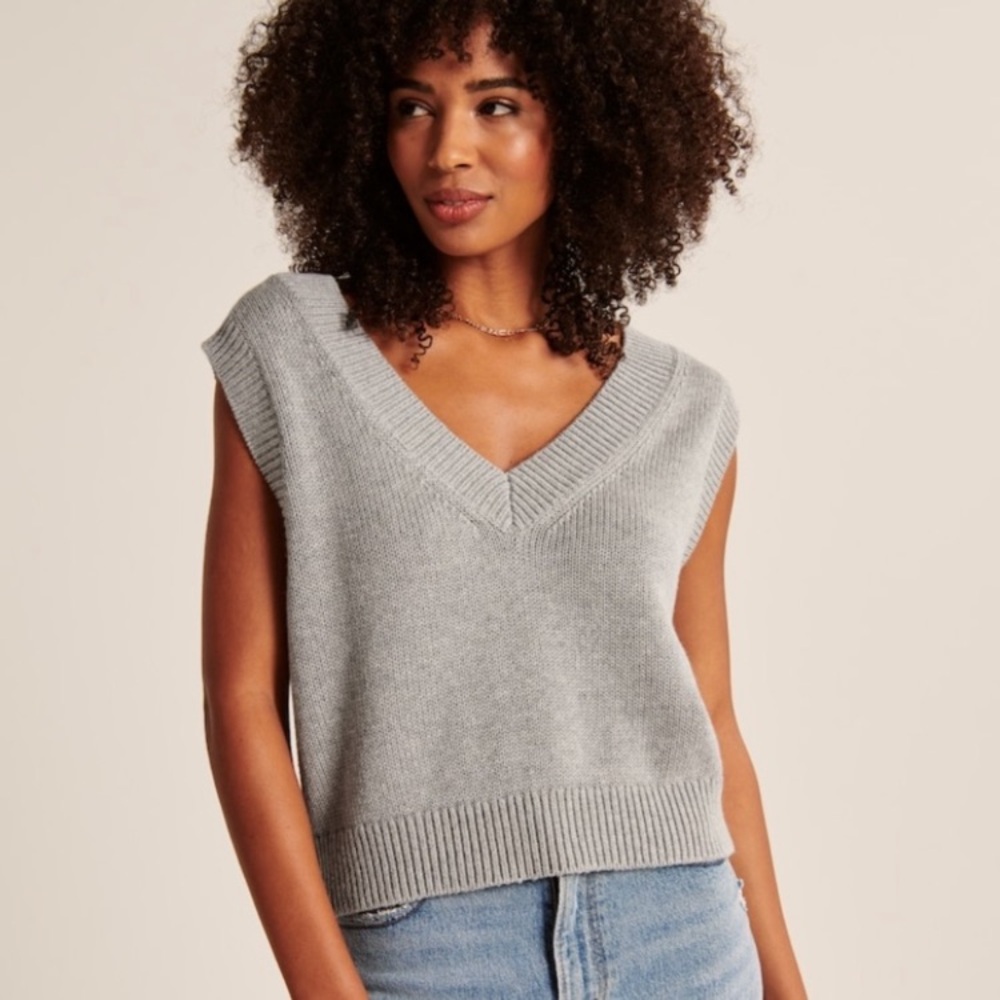 Abercrombie & Fitch Women's Light Gray V-Neck Knit Sweater Vest